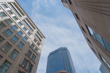 Bulut mavi gökyüzü ile Dallas siluetleri düşük perspektif açısı görünümü