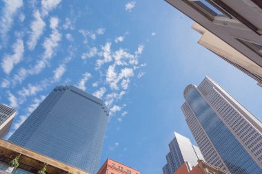 Bulut mavi gökyüzü ile Dallas siluetleri düşük perspektif açısı görünümü