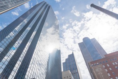 Bulut mavi gökyüzü ile Dallas siluetleri düşük perspektif açısı görünümü