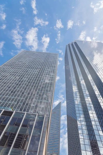 Blick aus niedriger Perspektive auf die Skyline von Dallas mit wolkenblauem Himmel — Stockfoto