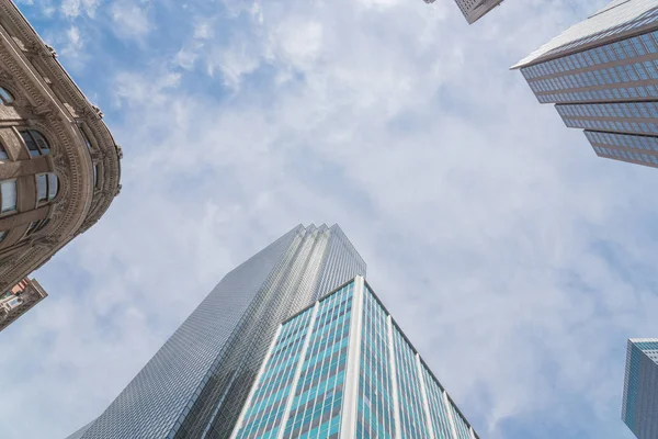 Vista de ángulo de perspectiva baja de los skylines de Dallas con cielo azul nube —  Fotos de Stock