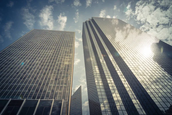 Blick aus niedriger Perspektive auf die Skyline von Dallas mit wolkenblauem Himmel — Stockfoto