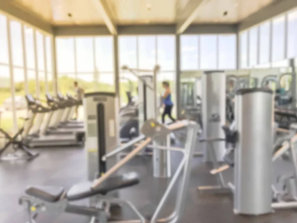 Rozmyte tło Pani w odzieży sportowej w otwartym centrum fitness w nowej społeczności domowej w USA — Zdjęcie stockowe