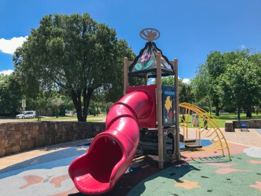 Texas, Amerika'da yeşil şehir parkı yakınında Renkli oyun alanı