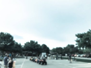 Okul etkinliğinde çocuklar ve veliler için filtreli sesi bulanık arka plan eğlenceli vagon tren yolculuğu