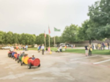 Okul etkinliğinde çocuklar ve veliler için bulanık arka plan eğlenceli vagon tren yolculuğu