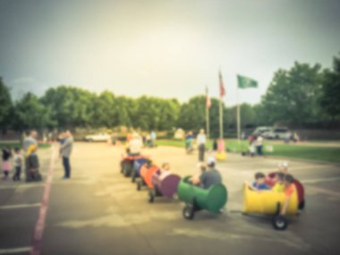 Okul etkinliğinde çocuklar ve veliler için bulanık arka plan eğlenceli vagon tren yolculuğu