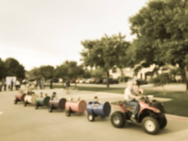 Okul etkinliğinde çocuklar ve veliler için filtreli sesi bulanık arka plan eğlenceli vagon tren yolculuğu