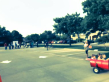 Okul etkinliğinde çocuklar ve veliler için filtreli sesi bulanık arka plan eğlenceli vagon tren yolculuğu