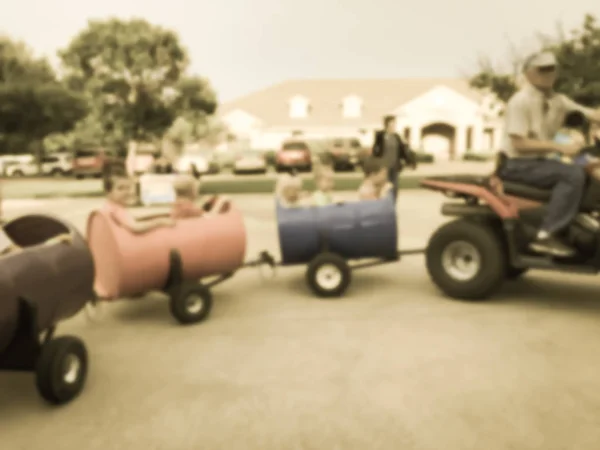 Latar belakang kereta wagon yang disaring kabur bagi anak-anak dan orang tua di acara sekolah — Stok Foto