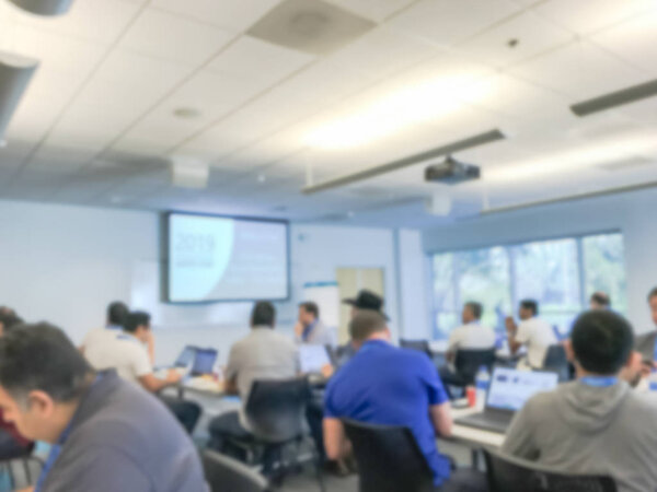 Семинар по размытым технологиям в американском корпоративном здании
