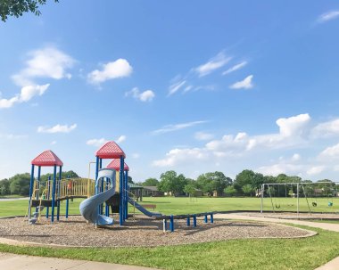 Teksas, Abd güneşli bir günde yeşil parkta çocuklar için kamu oyun alanı