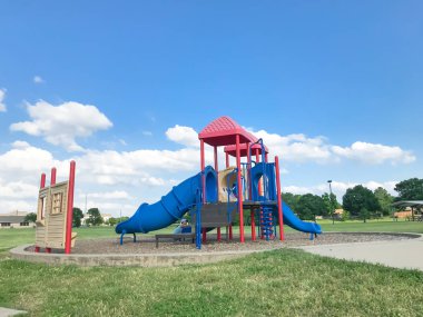 Teksas, Abd güneşli bir günde yeşil parkta çocuklar için kamu oyun alanı