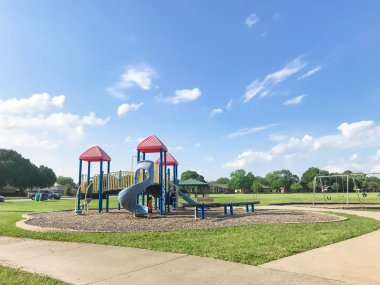 Texas, Abd güneşli bir günde kamu oyun alanında çalışan Arka görüş çocuk