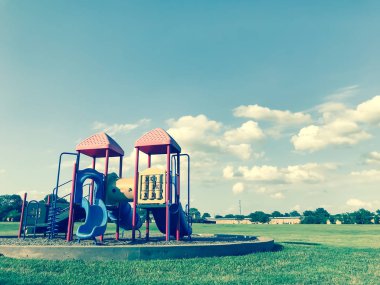 Teksas, Abd güneşli bir günde yeşil parkta çocuklar için kamu oyun alanı