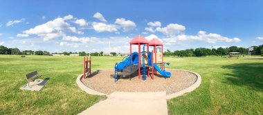 Texas, Abd güneşli bir günde yeşil parkta çocuklar için panoramik kamu oyun alanı