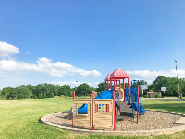 Parque infantil público para niños en el parque verde en un día soleado en Texas, Estados Unidos — Foto de Stock