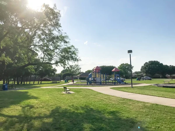 Parque infantil público para niños en el parque verde en un día soleado en Texas, Estados Unidos — Foto de Stock