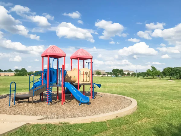 Громадський майданчик для дітей на зеленому парку в сонячний день в Техасі, США — стокове фото