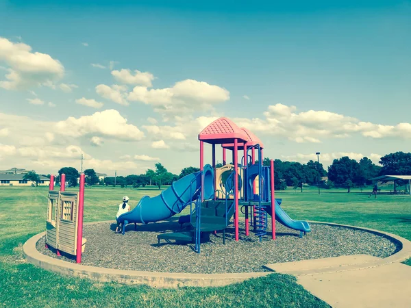 Openbare speeltuin voor kinderen in Green Park op zonnige dag in Texas, Verenigde Staten — Stockfoto