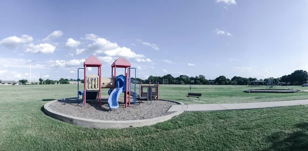 Panoramischer öffentlicher Spielplatz für Kinder im grünen Park an sonnigen Tagen in Texas, USA — Stockfoto