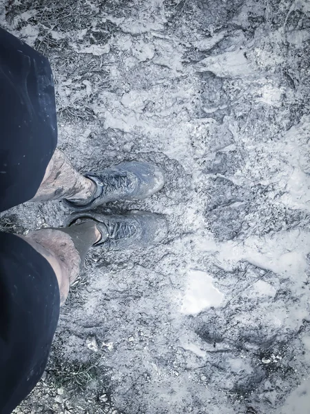 Immagine filtrata vista dall'alto uomo indossare scarpe sportive scarpe da ginnastica su pista fangosa gara — Foto Stock