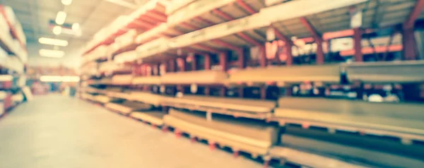 全景模糊背景木材堆在货架在美国五金店 — 图库照片