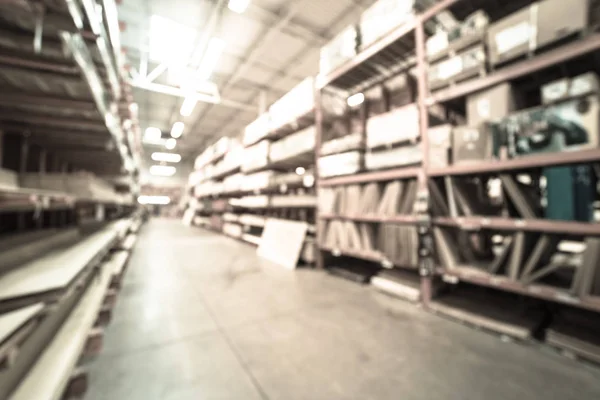 Immagine filtrata sfocata sfondo legno stack sugli scaffali a negozio di ferramenta americano — Foto Stock