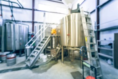 Amerikan bira fabrikasında bulanık arka plan paslanmaz çelik bira ekipmanları
