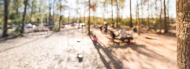 Panoramik manzara bulanık orman kamp ateşi ve insanlar Texas, ABD'de kış aylarında hangout