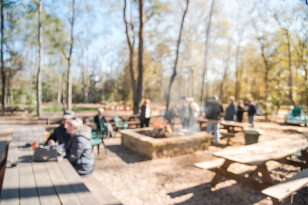 Rozmazane tło lasu ognisko i ludzie Hangout w okresie zimowym w Teksasie, USA — Zdjęcie stockowe