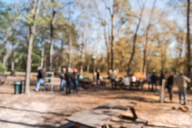 Bulanık arka plan orman kamp ateşi ve insanlar Texas, Abd kış aylarında hangout