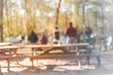 Bulanık arka plan orman kamp ateşi ve insanlar Texas, Abd kış aylarında hangout