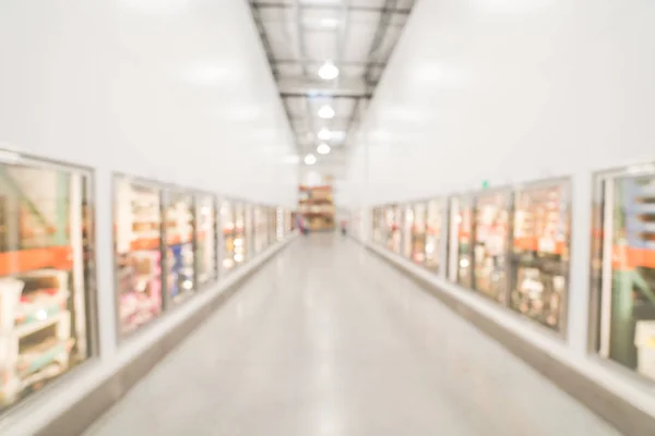 Rozmazané pozadí skleněné dveře mražené potravinové uličky v obchodě s velkými krabicemi v USA — Stock fotografie