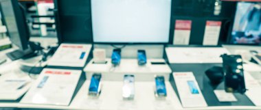 Abd'de toptan mağazada cep telefonlarının panoramik görünümü bulanık arka plan geniş seçim