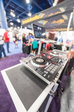 Dj el in bulanık arka plan olay fuarında dizüstü standı ile müzik karıştırma