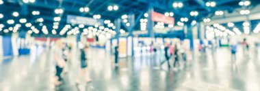 Maraton etkinliğinde pikap koşu paketine panoramik görünüm bulanık arka plan koşucuları