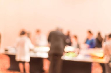 Bulanık arka plan farklı insanlar Amerika'da otel büfe catering gıdalar seçerek
