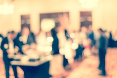 Filtrelenmiş görüntü bulanık arka plan çeşitli insanlar otel büfe catering gıdalar seçerek