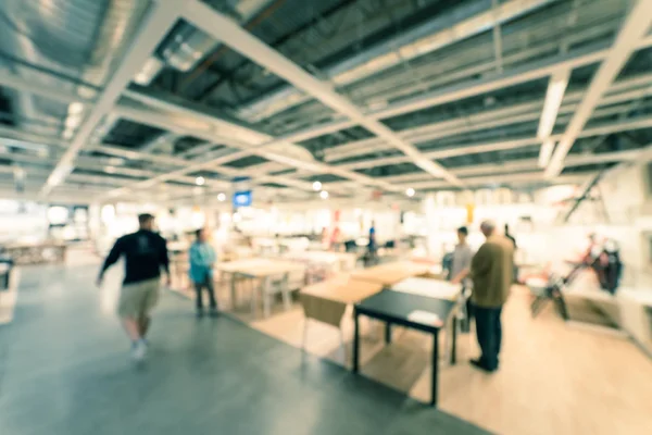 Blurry fundo cliente compras para mesa de jantar na loja de móveis na América — Fotografia de Stock