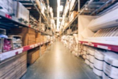 Mobilya deposunda raflarda minder ve yatak bulanık arka plan çeşitliliği