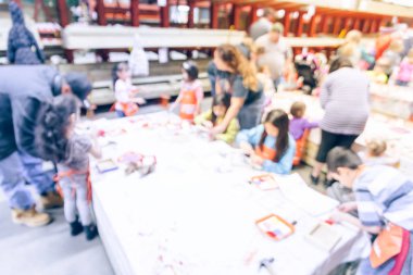 Amerika'da hırdavatçıda bulanık arka plan çocuk zanaat atölye