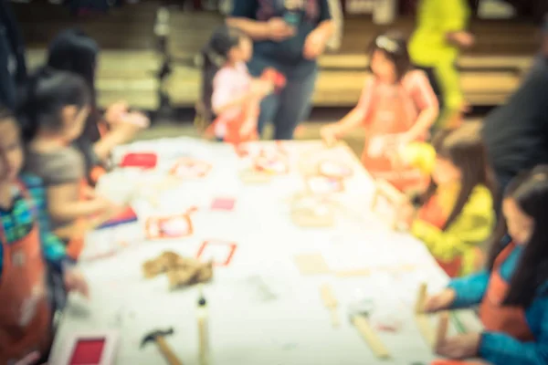 Fond flou atelier d'artisanat pour enfants à la quincaillerie en Amérique — Photo