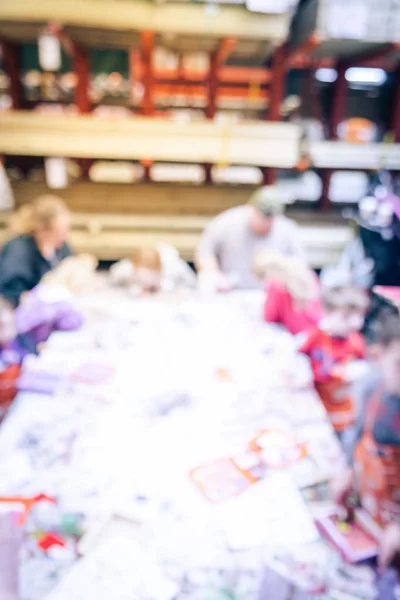 Verschwommener Hintergrund Kinderbastelworkshop im Baumarkt in Amerika — Stockfoto