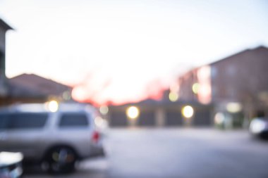 Bulanık arka plan meşgul Amerika'da apartman kompleksinde otoparklar ortaya