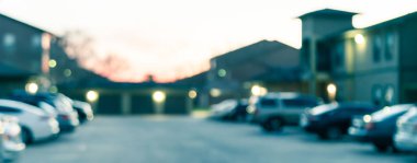 Panoramik görünüm bulanık arka plan abd'de apartman kompleksinde otoparklar ortaya yoğun