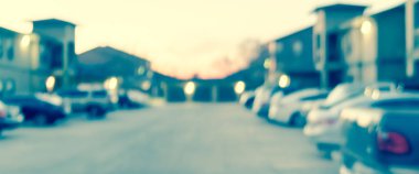 Panoramik görünüm bulanık arka plan abd'de apartman kompleksinde otoparklar ortaya yoğun