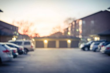 Filtreli görüntü bulanık arka plan meşgul Amerika'da apartman kompleksinde otoparklar ortaya