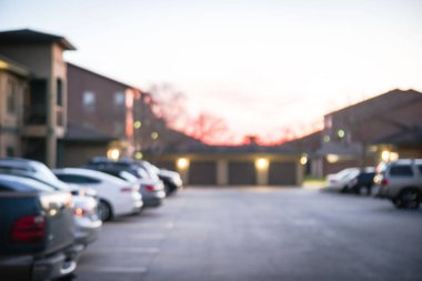 Bulanık arka plan meşgul Amerika'da apartman kompleksinde otoparklar ortaya