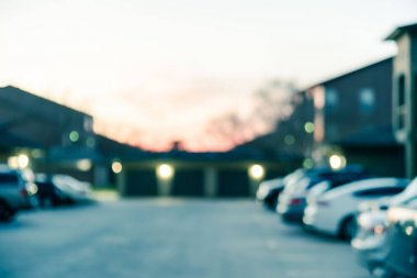 Filtreli görüntü bulanık arka plan meşgul Amerika'da apartman kompleksinde otoparklar ortaya